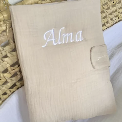 Protège carnet de santé beige en gaze de coton, personnalisé prénom brodé