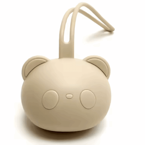 Boîte tétine silicone beige naturel avec lanière intégrée et motif ourson, étui hygiénique bébé sans BPA, idéal sac crèche ou poussette