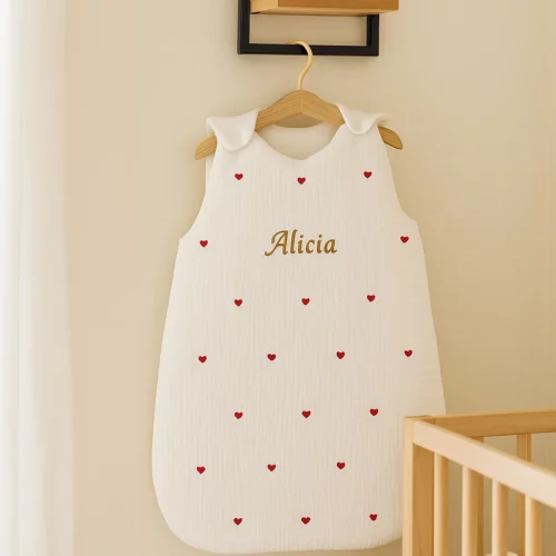 Gigoteuse bébé TOG 2 personnalisée en gaze de coton blanc cassé avec motif cœurs rouges