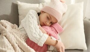 enfant avec ne bouillotte