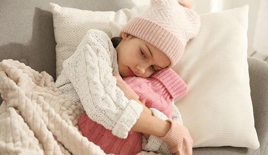 enfant avec ne bouillotte