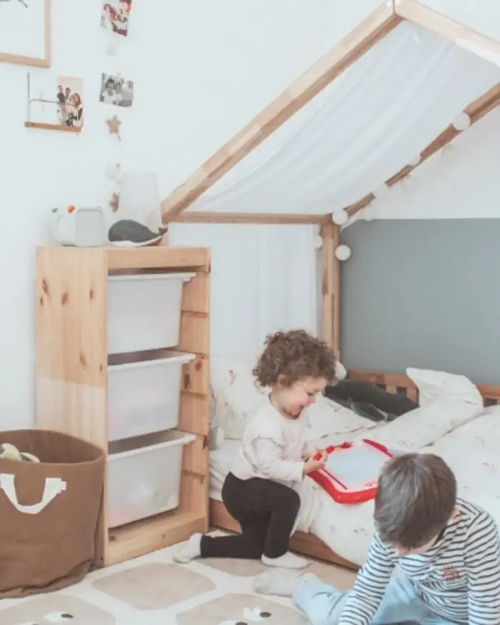 Lit cabane 90x200 pour enfant plus grand, installé dans une chambre aux tons naturels