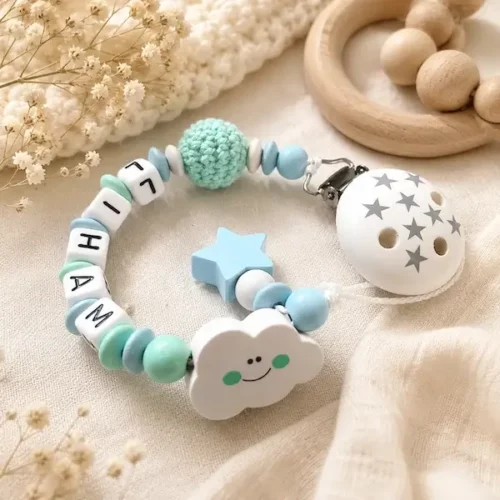Attache tétine garçon bois de hêtre nuage étoiles vert menthe Kids and Crea