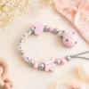 Attache tétine fille papillon bois