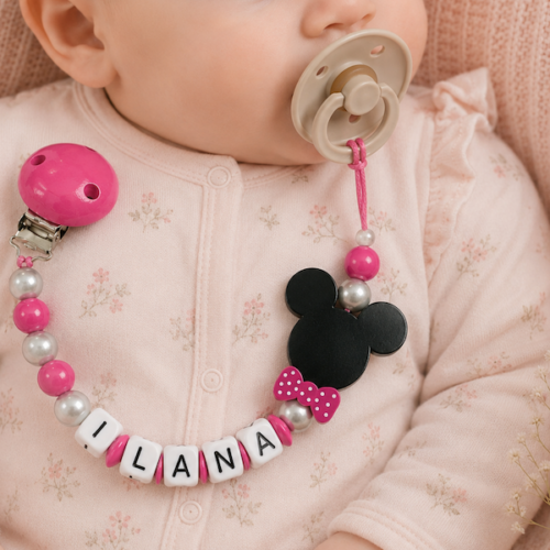 attache tétine personnalisé mickey rose noir en bois portée par un bebe fille