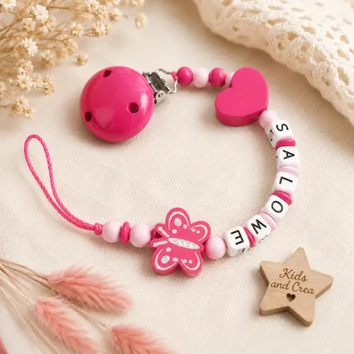 attache tetine papillon personnalisee fuchsia bois Kids and Crea
