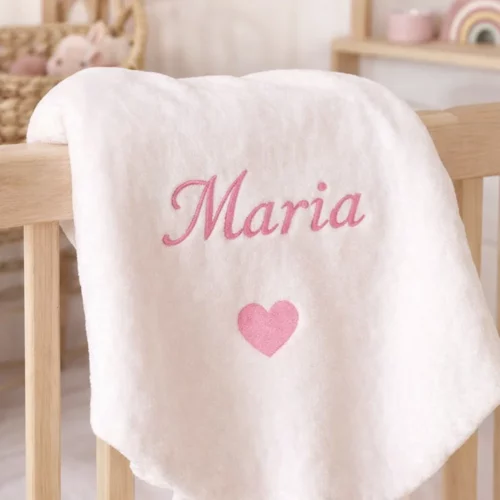 Couverture-bebe-polaire-blanche-broderie-rose-personnalisee-prenom-kids-and-Crea-100x80-cm