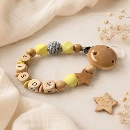 attache-tetine-MAM-silicone-et-bois-jaune-personnalise.-Kids-and-Crea