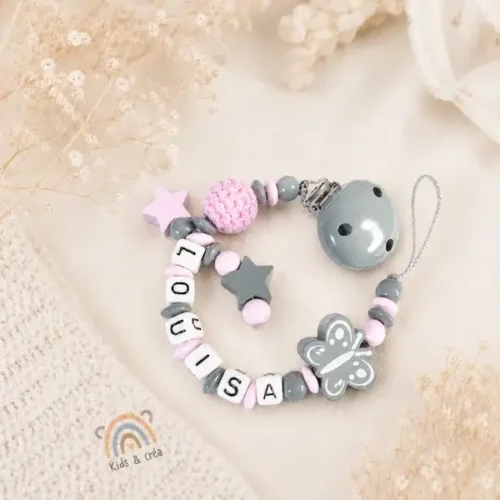 attache tétine fille papillon bois gris et rose personnalisée