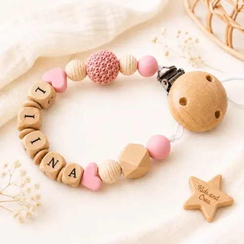 Attache tétine fille Liina en bois naturel et rose avec perle crochet, cœur rose, clip bois 3 trous et étoile Kids and Crea