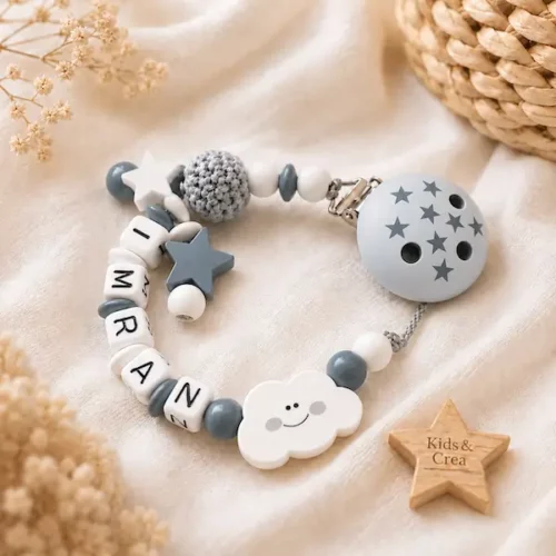 Attache tétine garçon personnalisée avec prénom, clip étoilé, nuage blanc, perles bois et silicone gris bleu