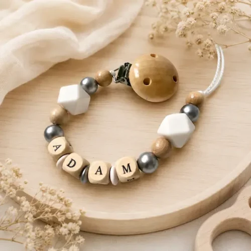 Attache tétine personnalisée en bois naturel avec prénom Adam, perles blanches argentées et clip bois.