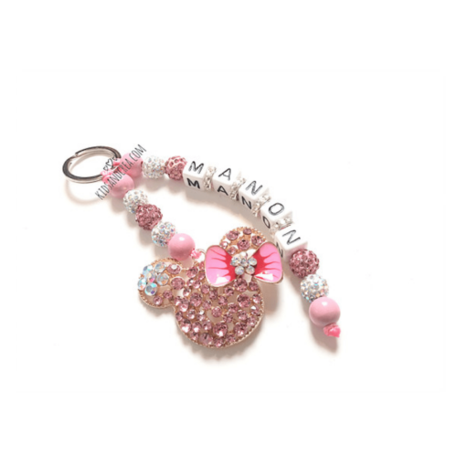 Craquez pour ce bijou porte-clés personnalisé tête de Minnie en strass ! Avec ses perles gravées et son coloris rose et blanc, il est parfait pour un cadeau unique et élégant.